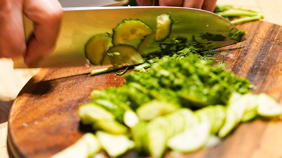 Приготовьте крабовый салат по-японски - и гости будут требовать добавки